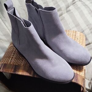 NWT VIONIC Women's Gray Suede Ankle Boots